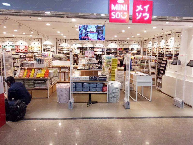 MINISO butiki CuboM AM7806 təhlükəsizlik qapısını quraşdırır