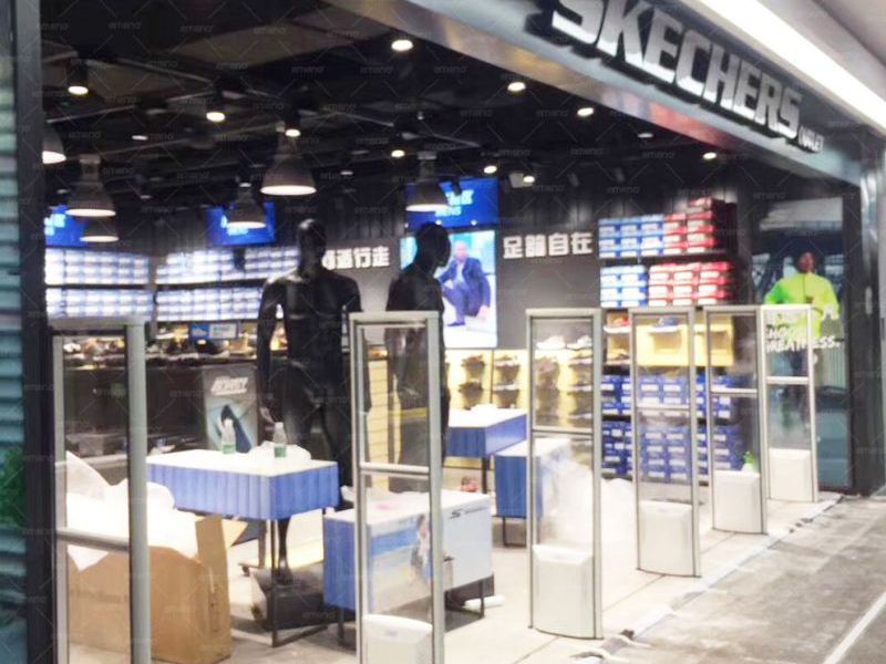 Skechers brendinin ayaqqabı mağazasında kubik gözəllik AM6208 oğurluğa qarşı cihaz quraşdırılıb